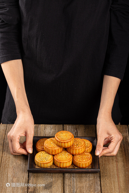 手拿起月餅復(fù)古餐盤 攝像服務(wù)